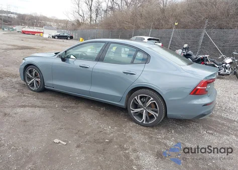 2024 Volvo S60 B5 Core Dark Theme z USA, uszkodzony, nr VIN 7JRL12FK0RG317975